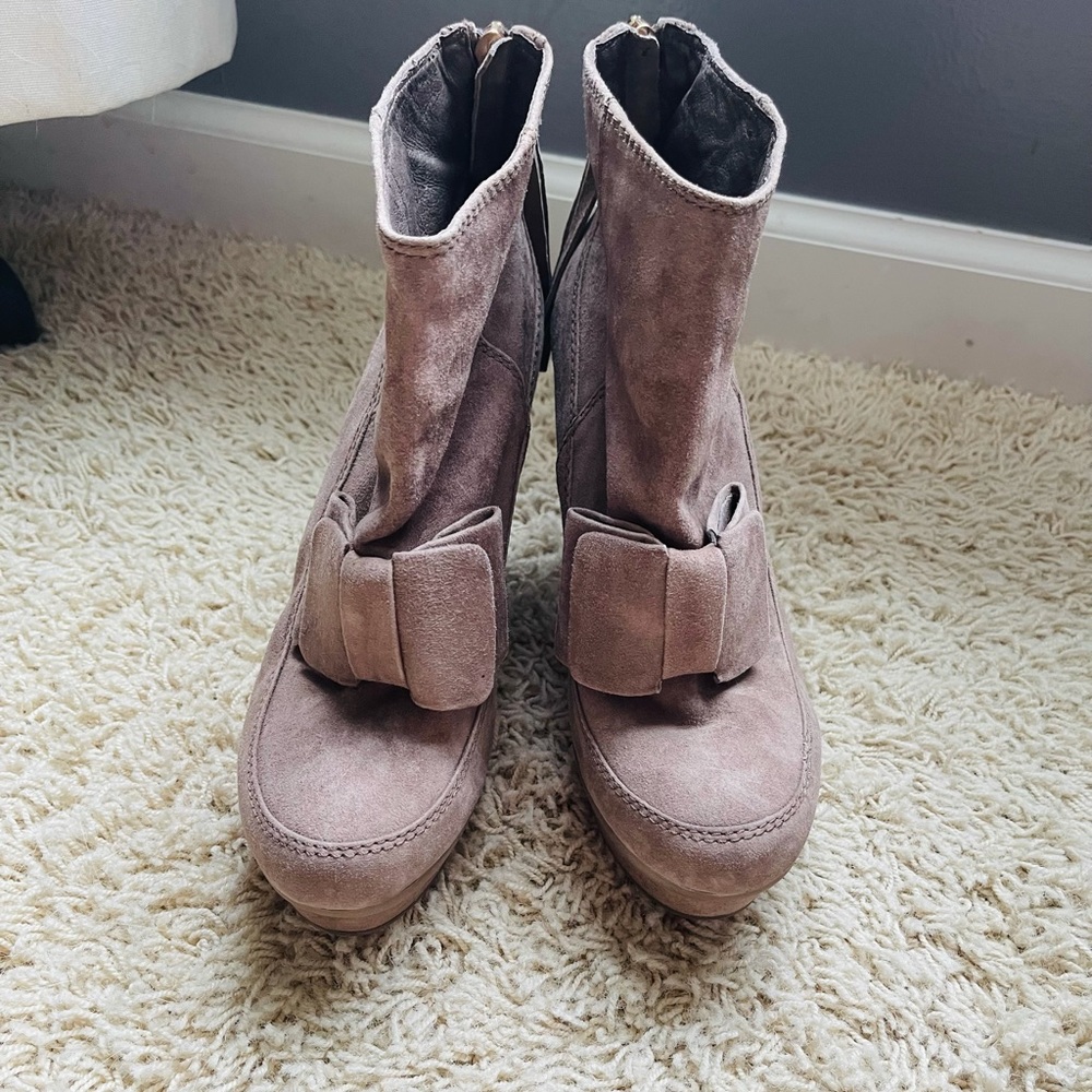 Bow ankle boots with heels